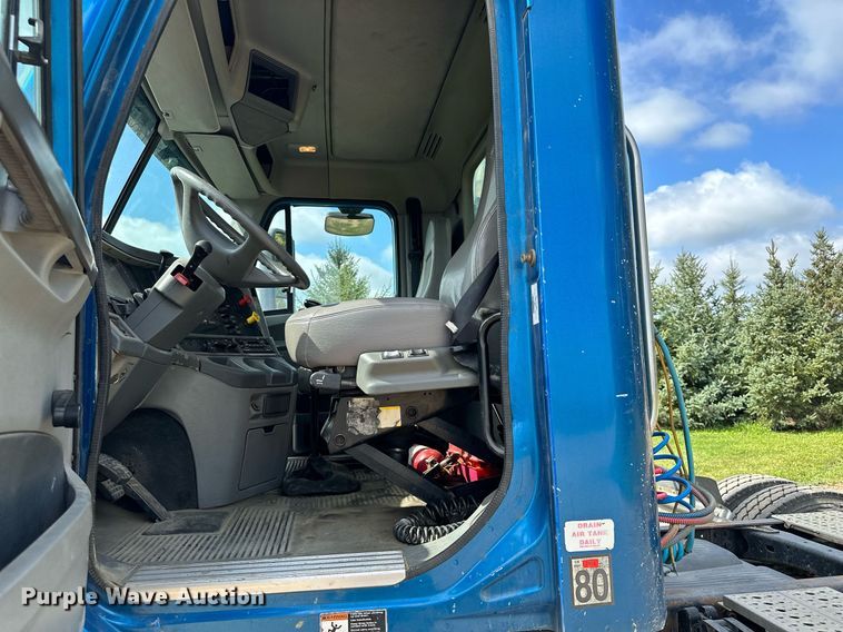 image for item MQ9379 2005 Freightliner Columbia  semi truck