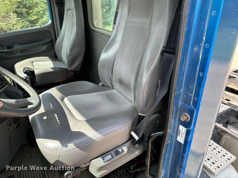 image for item MQ9379 2005 Freightliner Columbia  semi truck