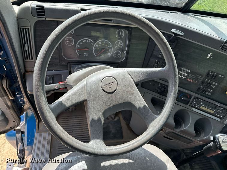 image for item MQ9379 2005 Freightliner Columbia  semi truck