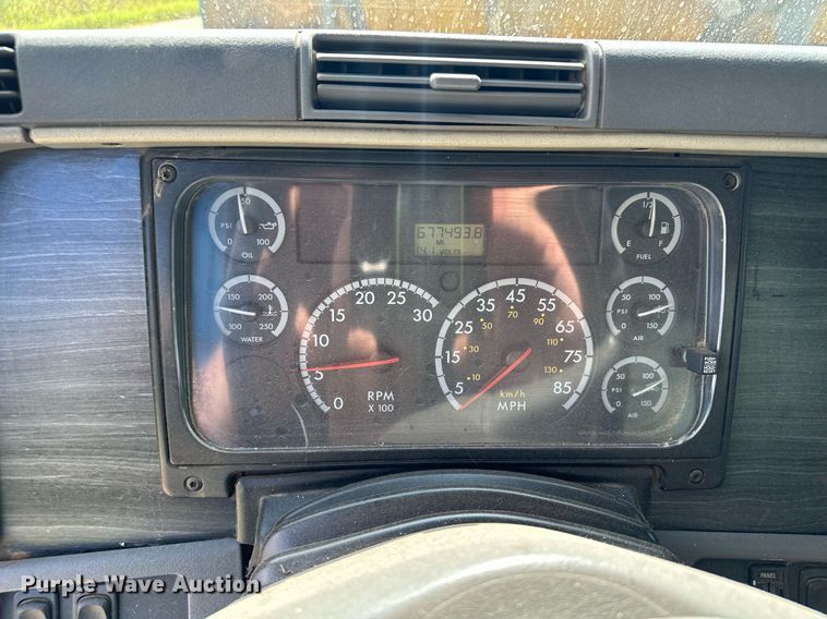 image for item MQ9379 2005 Freightliner Columbia  semi truck