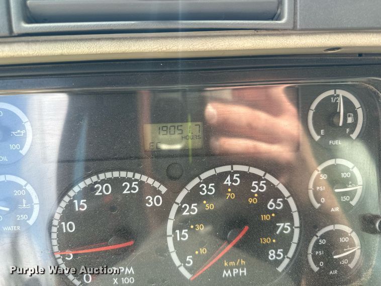 image for item MQ9379 2005 Freightliner Columbia  semi truck