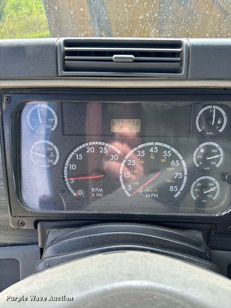 image for item MQ9379 2005 Freightliner Columbia  semi truck