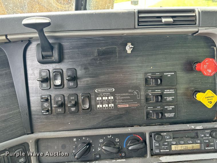 image for item MQ9379 2005 Freightliner Columbia  semi truck