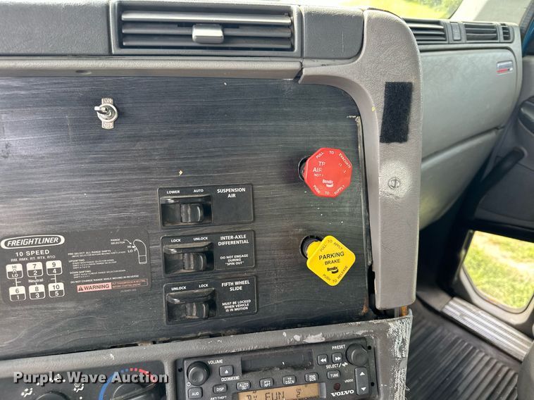 image for item MQ9379 2005 Freightliner Columbia  semi truck