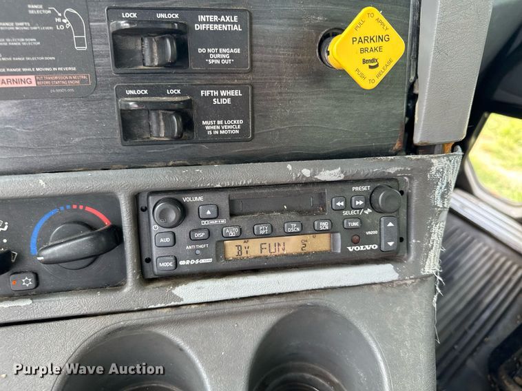 image for item MQ9379 2005 Freightliner Columbia  semi truck