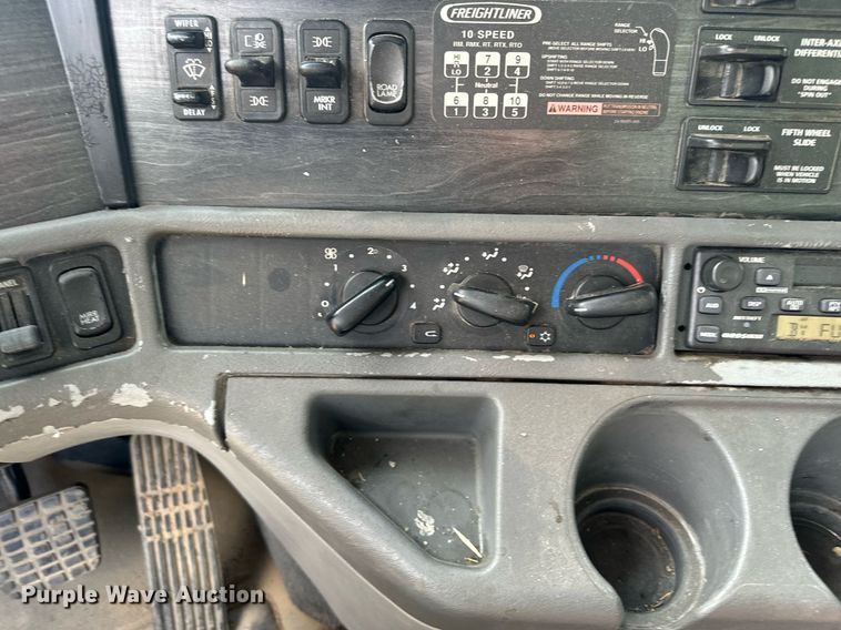 image for item MQ9379 2005 Freightliner Columbia  semi truck