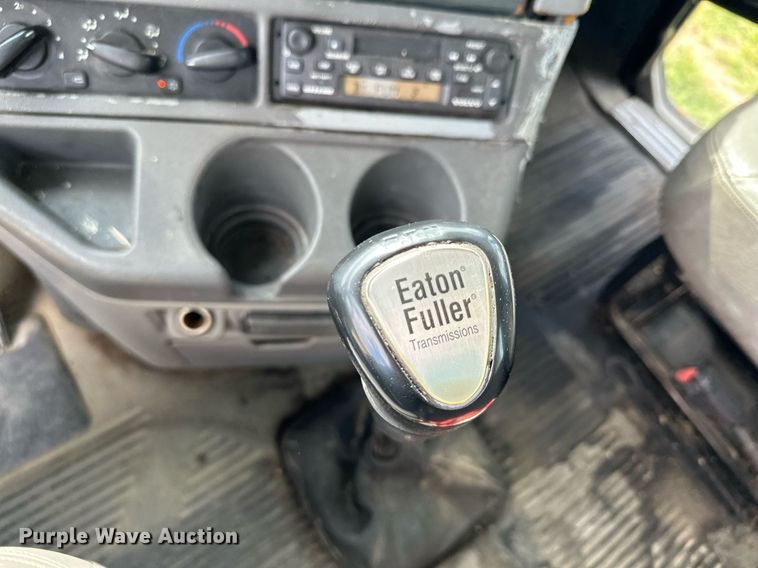 image for item MQ9379 2005 Freightliner Columbia  semi truck