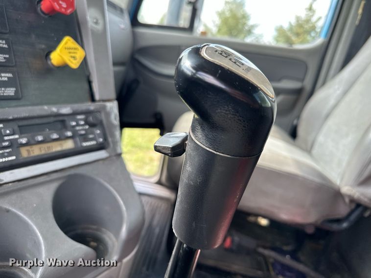 image for item MQ9379 2005 Freightliner Columbia  semi truck