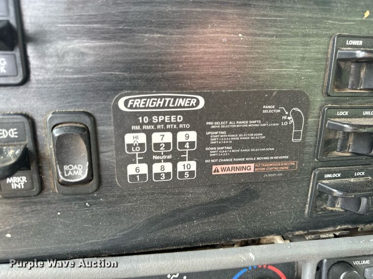 image for item MQ9379 2005 Freightliner Columbia  semi truck