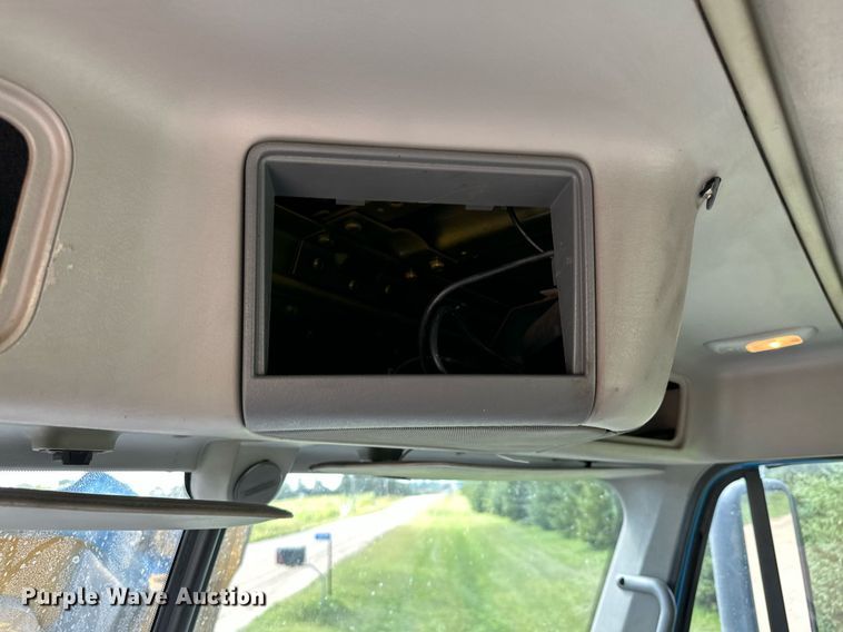 image for item MQ9379 2005 Freightliner Columbia  semi truck