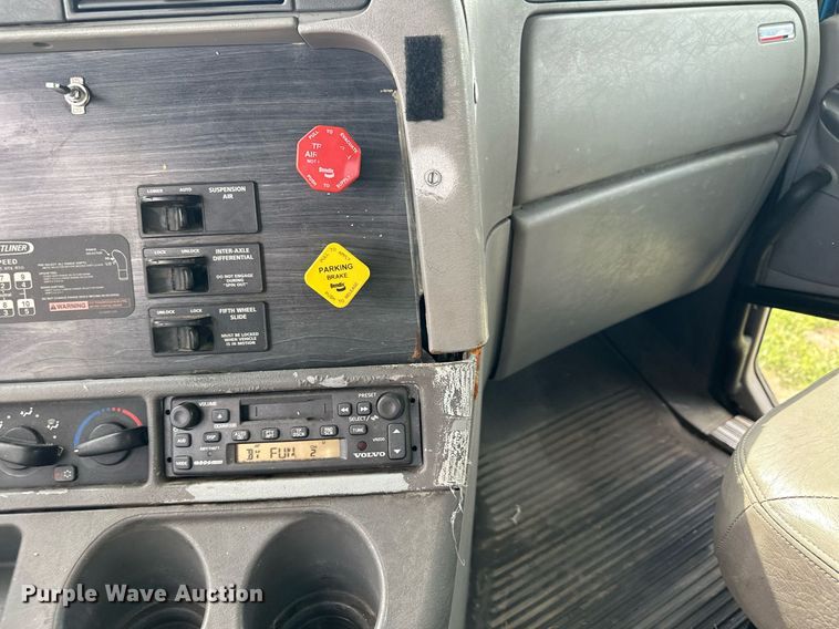 image for item MQ9379 2005 Freightliner Columbia  semi truck