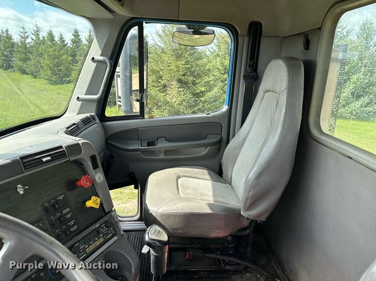image for item MQ9379 2005 Freightliner Columbia  semi truck