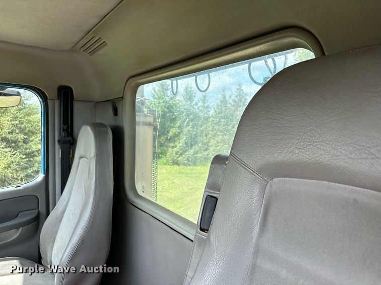 image for item MQ9379 2005 Freightliner Columbia  semi truck