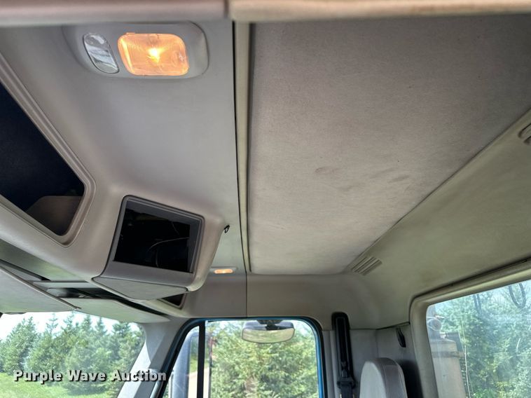 image for item MQ9379 2005 Freightliner Columbia  semi truck