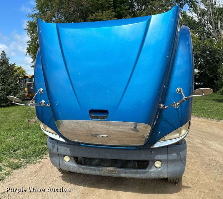 image for item MQ9379 2005 Freightliner Columbia  semi truck