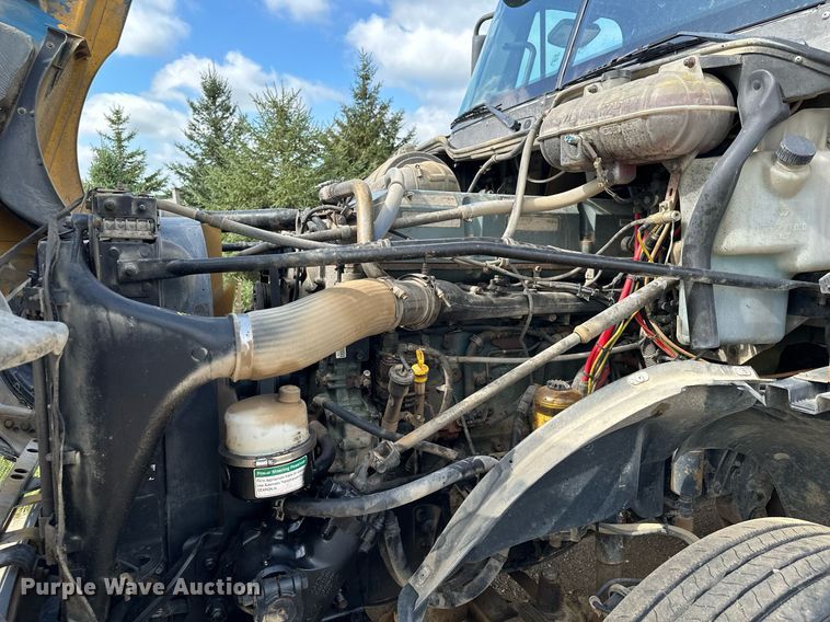 image for item MQ9379 2005 Freightliner Columbia  semi truck