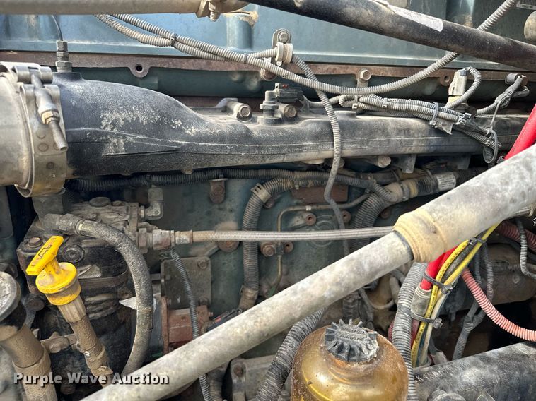 image for item MQ9379 2005 Freightliner Columbia  semi truck