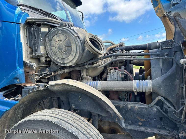 image for item MQ9379 2005 Freightliner Columbia  semi truck