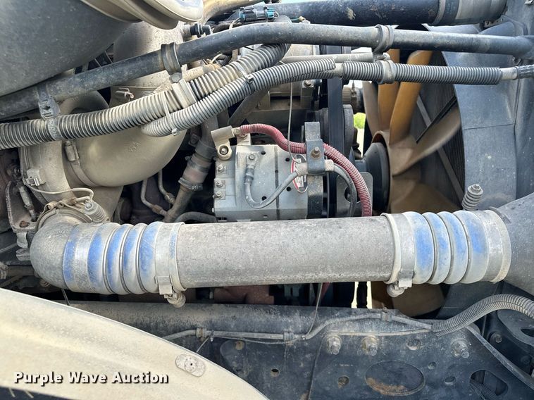 image for item MQ9379 2005 Freightliner Columbia  semi truck