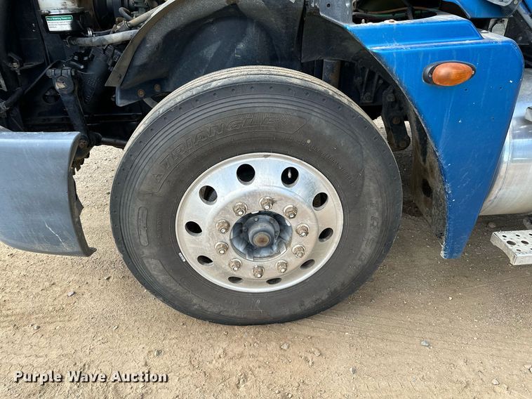 image for item MQ9379 2005 Freightliner Columbia  semi truck