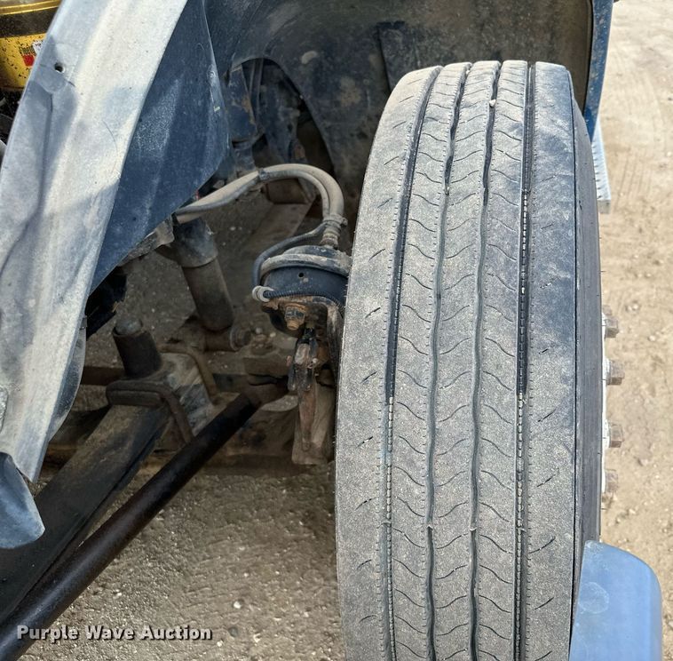 image for item MQ9379 2005 Freightliner Columbia  semi truck