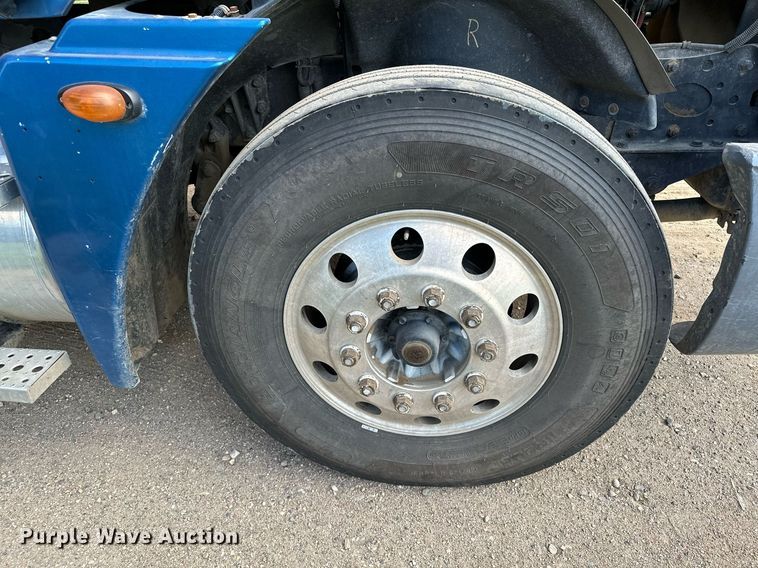 image for item MQ9379 2005 Freightliner Columbia  semi truck