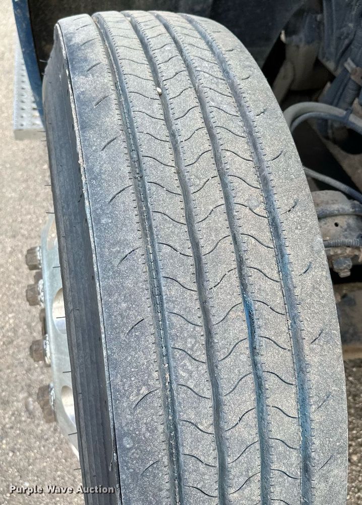 image for item MQ9379 2005 Freightliner Columbia  semi truck