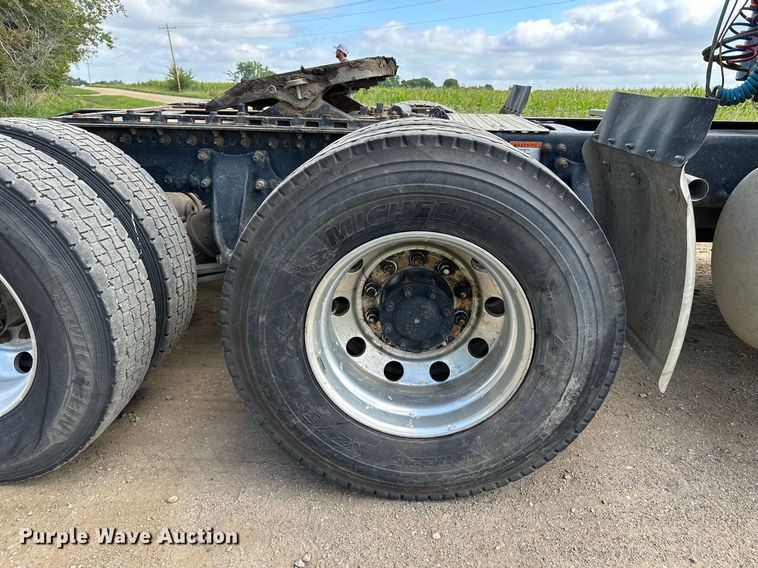 image for item MQ9379 2005 Freightliner Columbia  semi truck