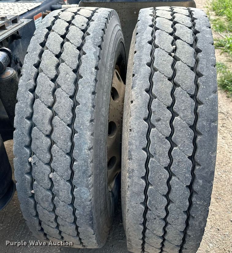 image for item MQ9379 2005 Freightliner Columbia  semi truck