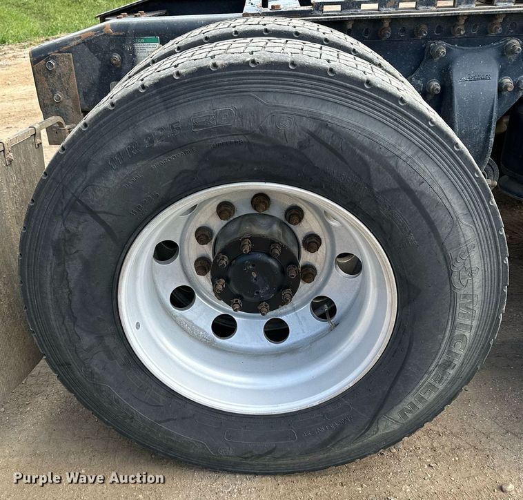 image for item MQ9379 2005 Freightliner Columbia  semi truck