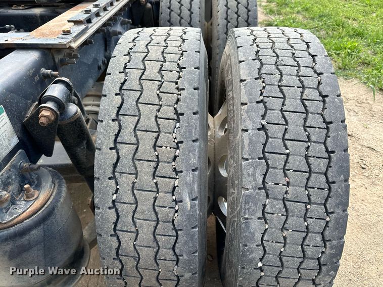 image for item MQ9379 2005 Freightliner Columbia  semi truck