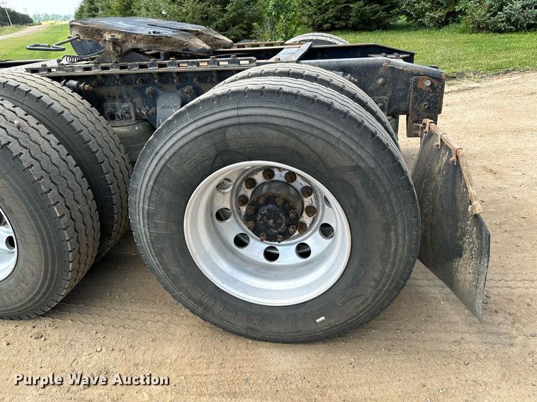 image for item MQ9379 2005 Freightliner Columbia  semi truck