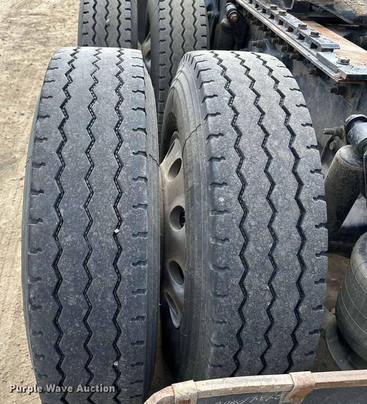 image for item MQ9379 2005 Freightliner Columbia  semi truck