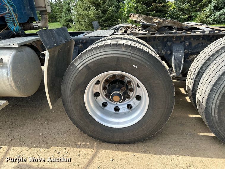 image for item MQ9379 2005 Freightliner Columbia  semi truck