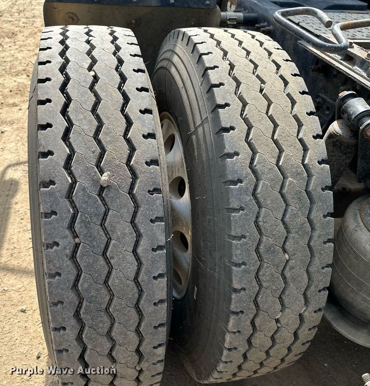 image for item MQ9379 2005 Freightliner Columbia  semi truck