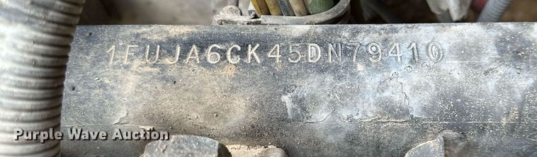 image for item MQ9379 2005 Freightliner Columbia  semi truck