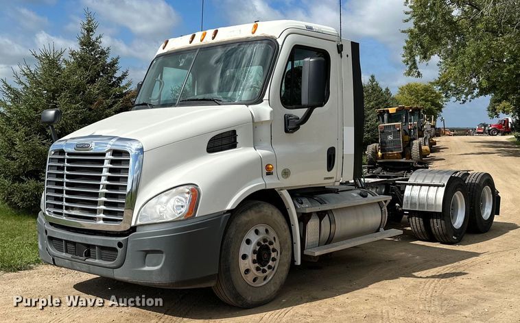 image for item MQ9380 2012 Freightliner Cascadia  semi truck