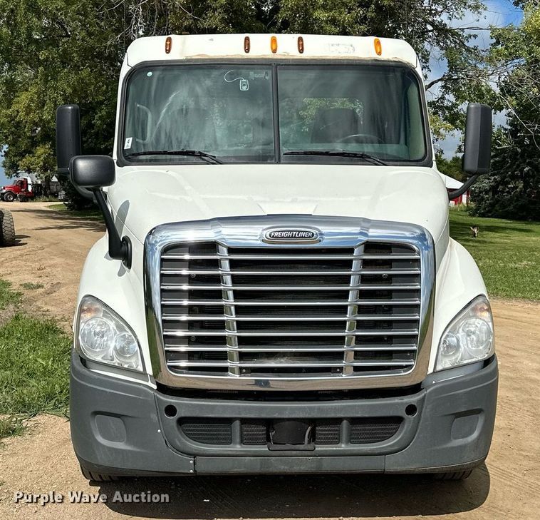 image for item MQ9380 2012 Freightliner Cascadia  semi truck