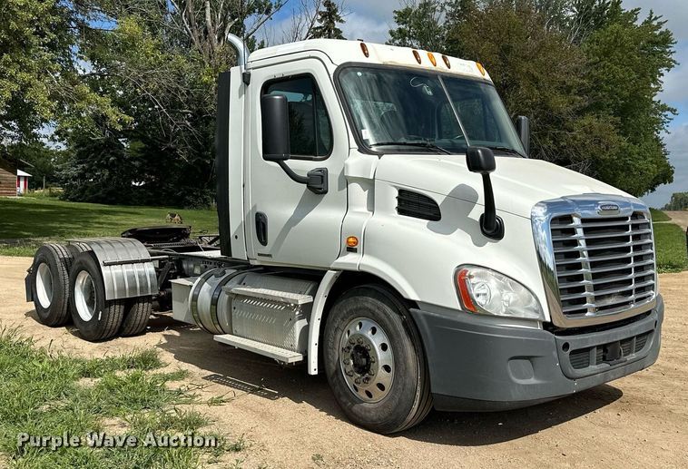 image for item MQ9380 2012 Freightliner Cascadia  semi truck