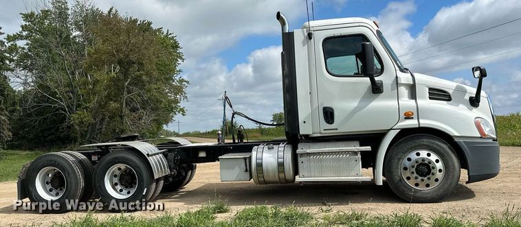 image for item MQ9380 2012 Freightliner Cascadia  semi truck