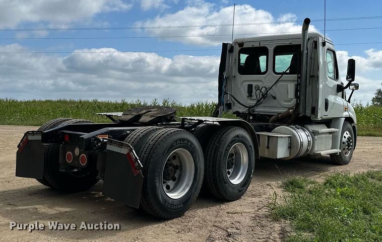image for item MQ9380 2012 Freightliner Cascadia  semi truck