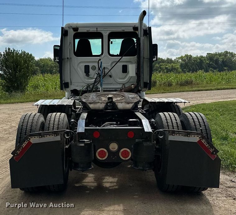 image for item MQ9380 2012 Freightliner Cascadia  semi truck