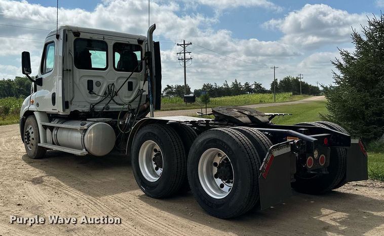 image for item MQ9380 2012 Freightliner Cascadia  semi truck
