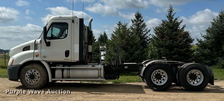 image for item MQ9380 2012 Freightliner Cascadia  semi truck