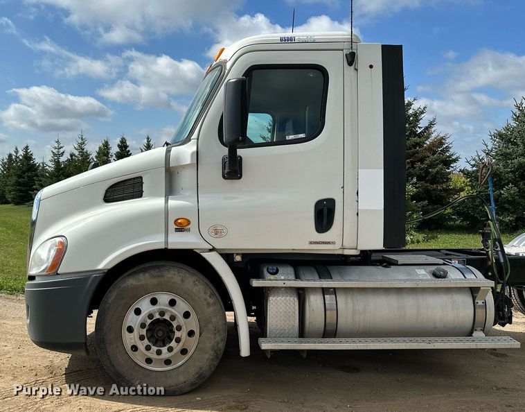 image for item MQ9380 2012 Freightliner Cascadia  semi truck