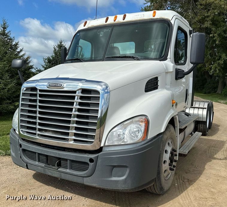image for item MQ9380 2012 Freightliner Cascadia  semi truck