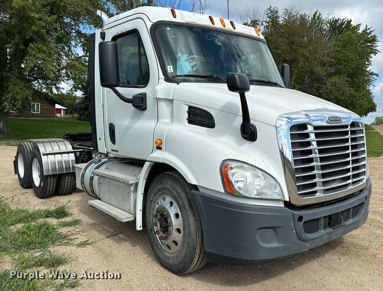image for item MQ9380 2012 Freightliner Cascadia  semi truck