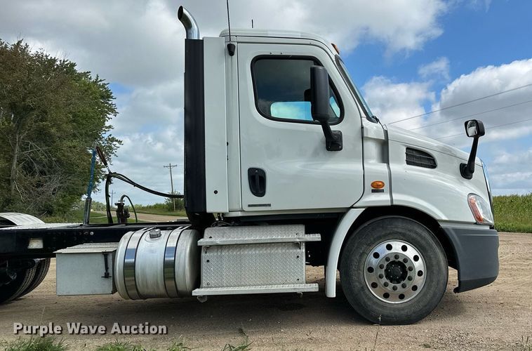 image for item MQ9380 2012 Freightliner Cascadia  semi truck