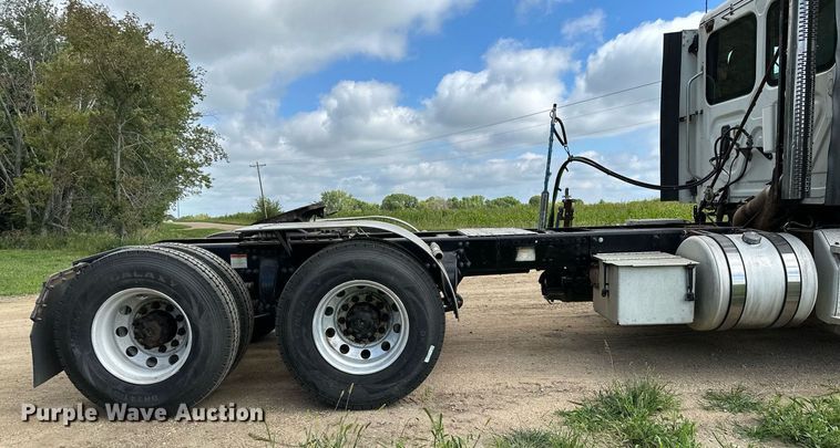 image for item MQ9380 2012 Freightliner Cascadia  semi truck