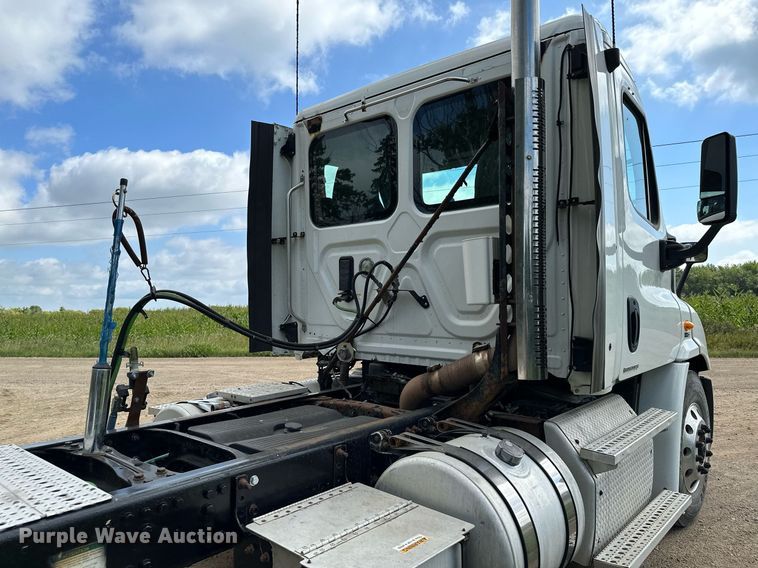 image for item MQ9380 2012 Freightliner Cascadia  semi truck